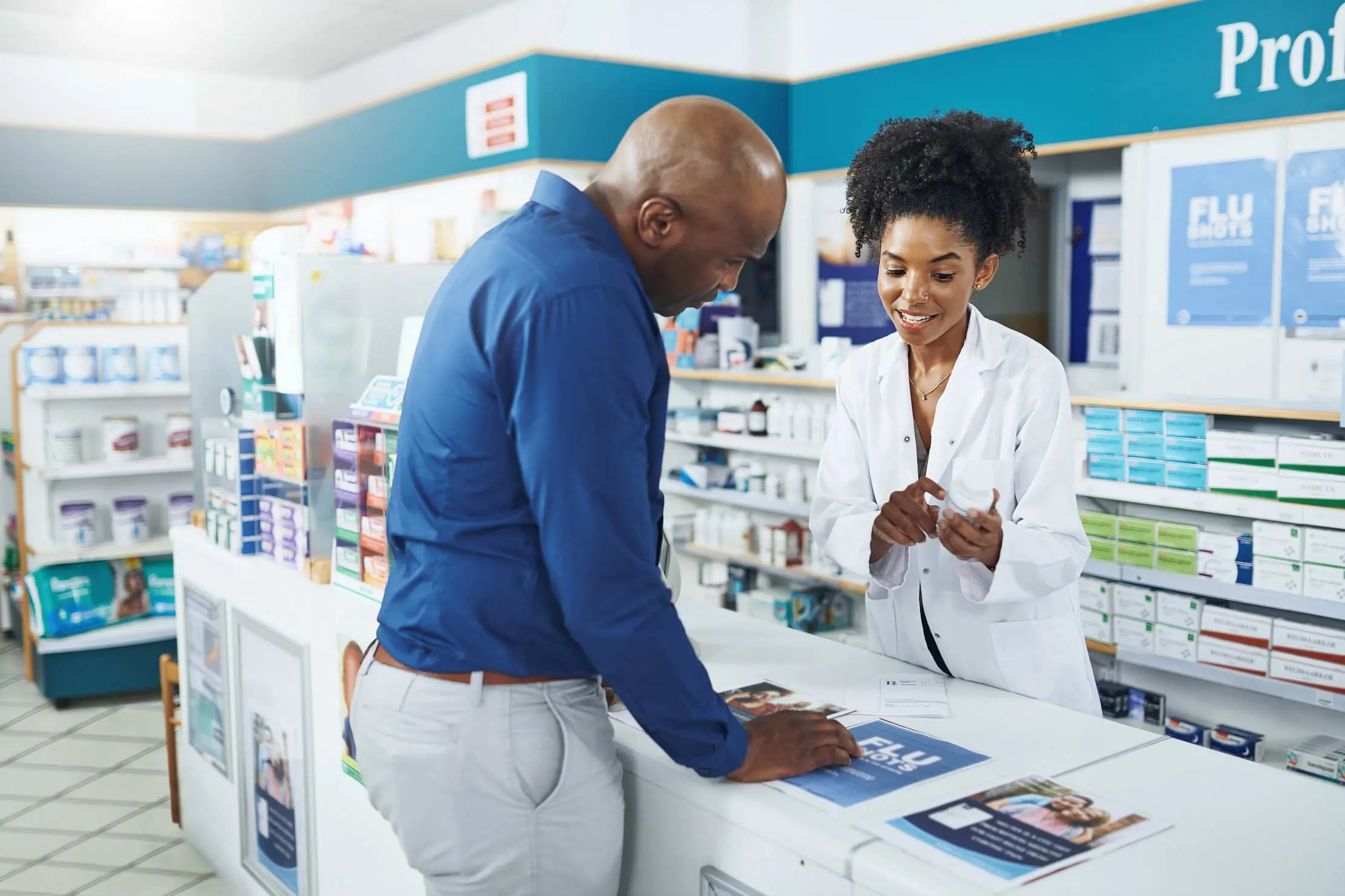 Pharmacienne verifiant les rayons et le stock de medicaments dans un workflow pharmacie controle
