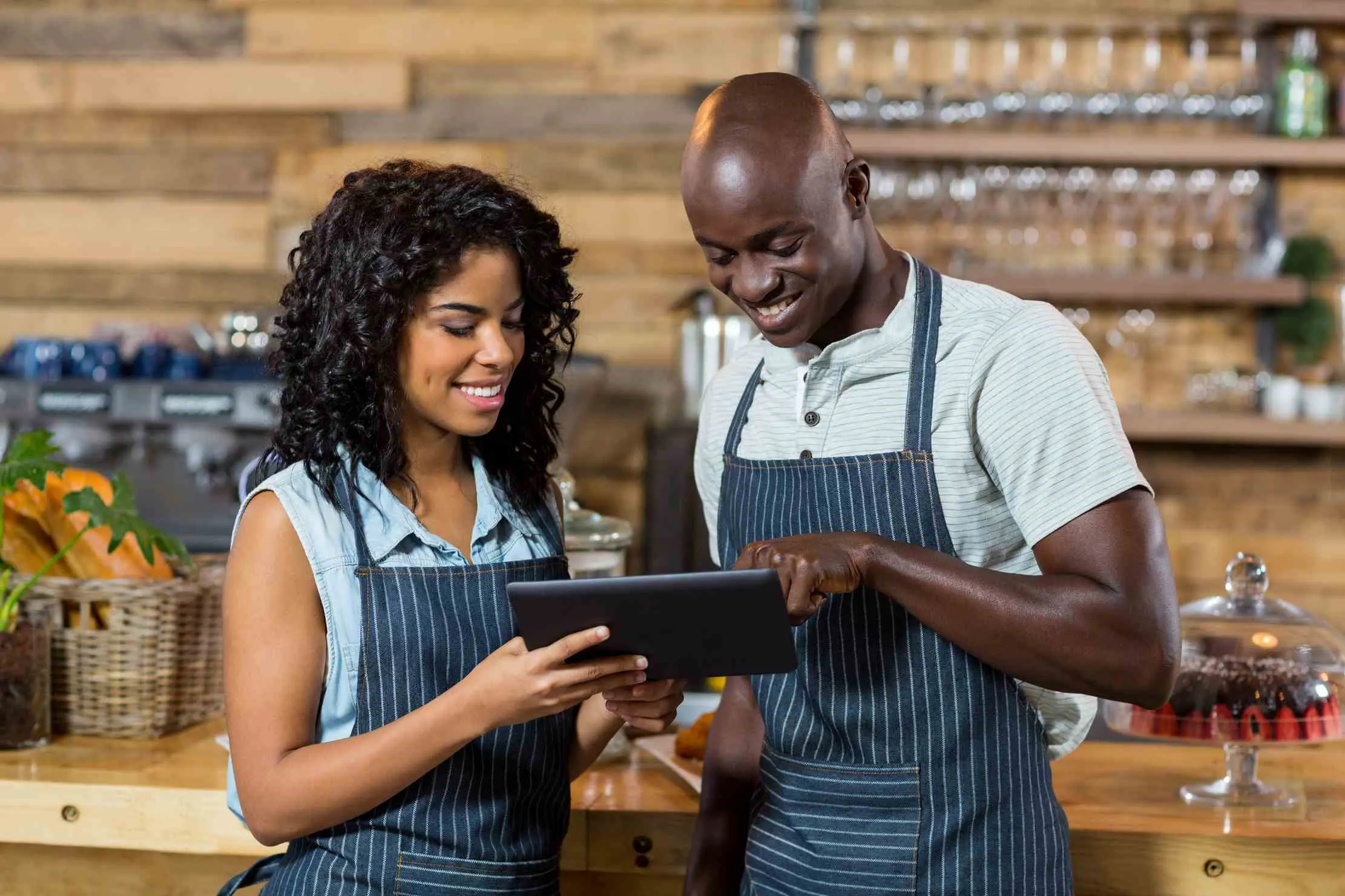 Equipe de restaurant utilisant une tablette pour gerer les commandes et le flux de service